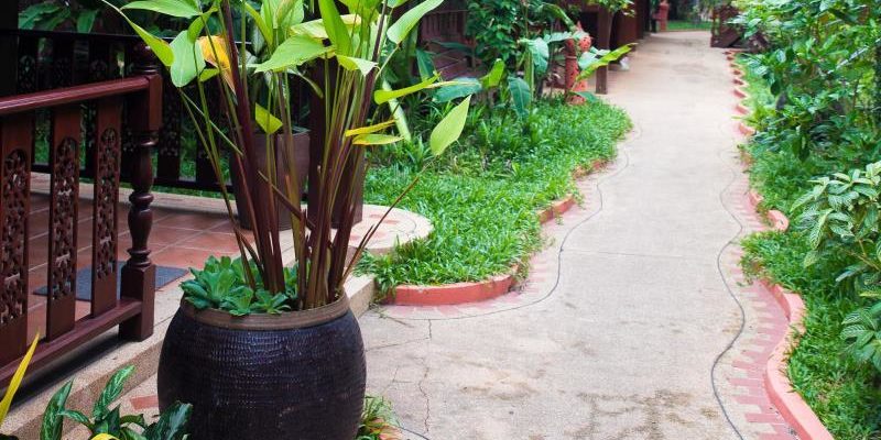 royal_phawadee_village_garden_and_pool02